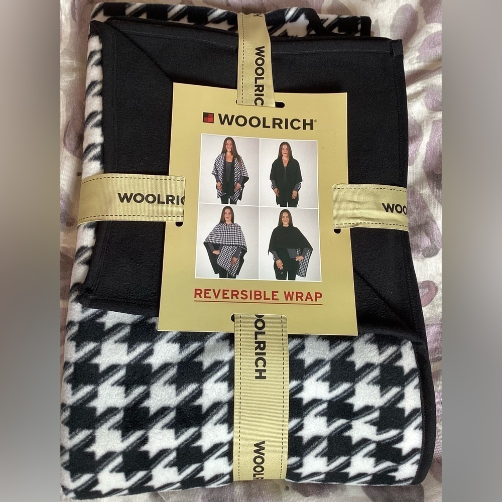 Woolrich NWT Reversible Wrap black& white Houndtooth pattern size one size